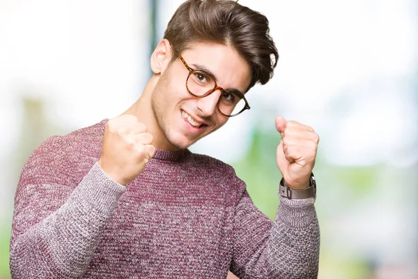 Junger Gutaussehender Mann Mit Brille Vor Isoliertem Hintergrund Sehr Glücklich — Stockfoto