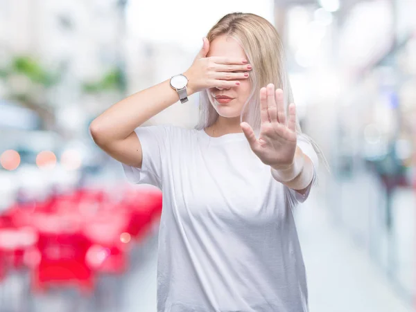 Mujer Rubia Joven Sobre Fondo Aislado Cubriendo Los Ojos Con —  Fotos de Stock