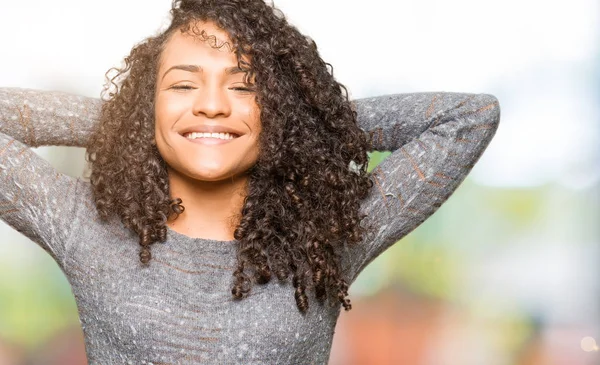 Joven Hermosa Mujer Con Pelo Rizado Usando Suéter Gris Relajante —  Fotos de Stock