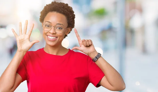 Vackra Unga Afroamerikanska Kvinnan Bär Glasögon Över Isolerade Bakgrund Visar — Stockfoto