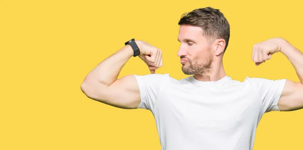 英俊的男人穿着休闲的白色 T恤显示手臂肌肉微笑自豪 健身理念 — 图库照片