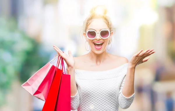 Joven Mujer Rubia Hermosa Sosteniendo Bolsas Compras Sobre Fondo Aislado —  Fotos de Stock