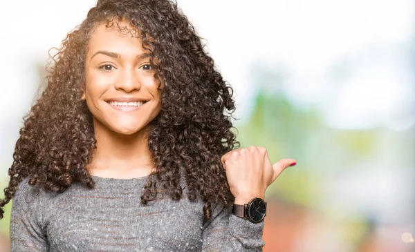 Jovem Mulher Bonita Com Cabelo Encaracolado Vestindo Camisola Cinza Sorrindo — Fotografia de Stock