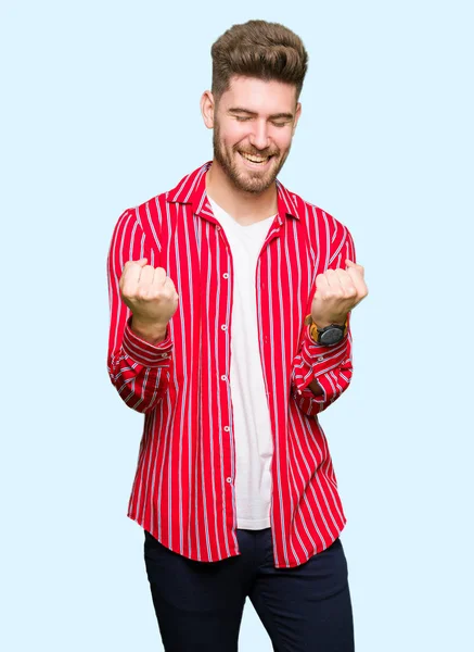 Joven Hombre Guapo Con Camisa Roja Muy Feliz Emocionado Haciendo —  Fotos de Stock