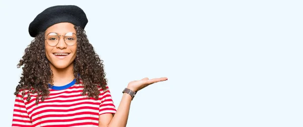 Young Beautiful Woman Curly Hair Wearing Glasses Fashion Beret Smiling — Stock Photo, Image