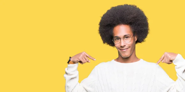 Unga Afroamerikanska Man Med Afro Hår Glasögon Ser Självsäker Med — Stockfoto