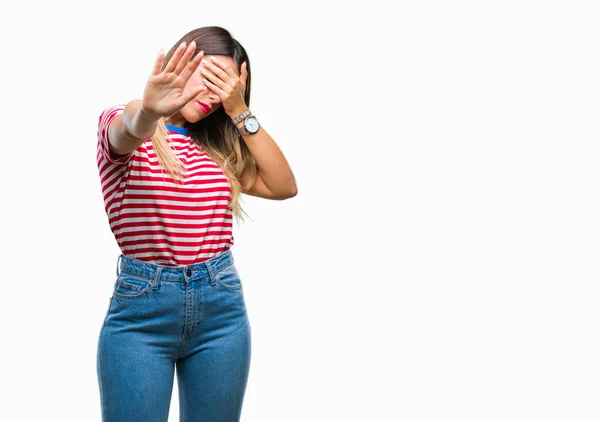 Junge Schöne Frau Lässig Blick Über Isolierten Hintergrund Bedecken Augen — Stockfoto