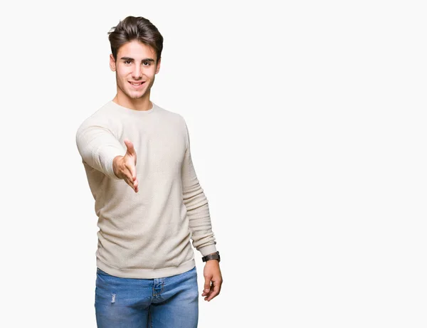 Joven Hombre Guapo Sobre Fondo Aislado Sonriendo Amistoso Ofreciendo Apretón —  Fotos de Stock