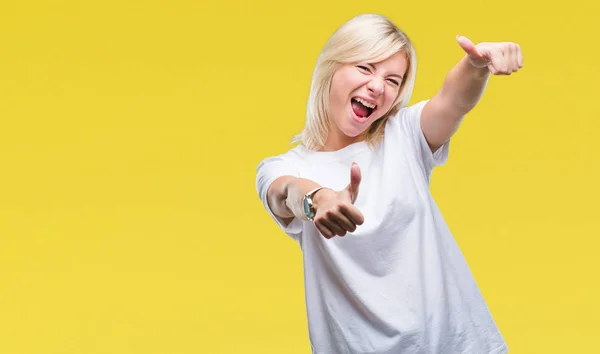 Joven Mujer Rubia Hermosa Con Camiseta Blanca Sobre Fondo Aislado —  Fotos de Stock