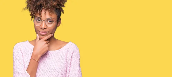 Hermosa Mujer Afroamericana Joven Con Gafas Sobre Fondo Aislado Mirando — Foto de Stock