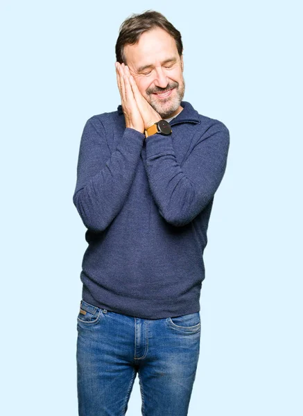 Homem Bonito Meia Idade Vestindo Uma Camisola Dormindo Cansado Sonhando — Fotografia de Stock