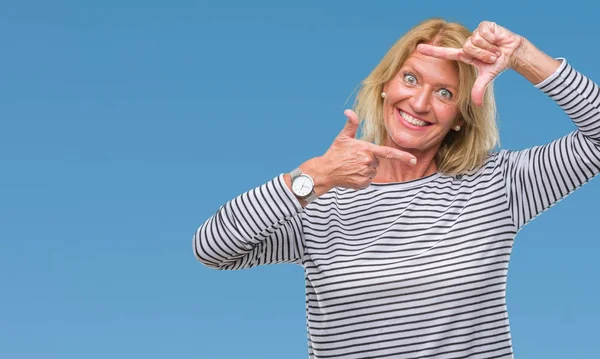Orta Yaş Sarışın Kadın Elle Yapma Çerçeve Parmakları Ile Mutlu — Stok fotoğraf