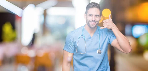 Guapo Joven Médico Cirujano Hombre Sobre Fondo Aislado Sonriendo Haciendo —  Fotos de Stock