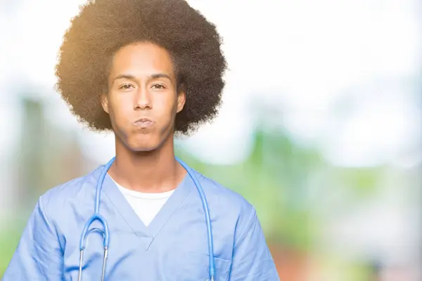 Komik Surat Ile Yanakları Şişirme Afro Saçlı Genç Afro Amerikan — Stok fotoğraf