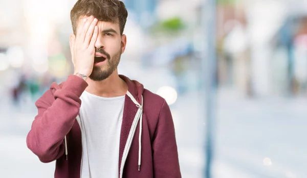 Pemuda Tampan Atas Latar Belakang Terisolasi Yawning Lelah Meliputi Setengah — Stok Foto