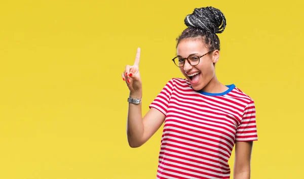 Joven Chica Afroamericana Trenzada Con Gafas Sobre Fondo Aislado Apuntando —  Fotos de Stock