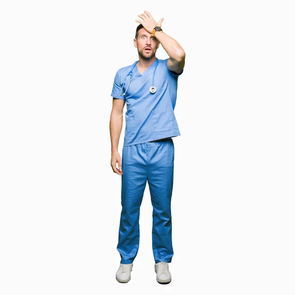 Stilig Läkare Man Bär Medicinsk Uniform Över Isolerade Bakgrund Förvånad — Stockfoto