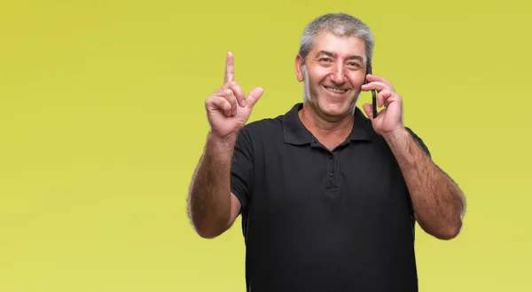 Stilig Senior Man Pratar Smartphone Över Isolerade Bakgrund Överraskad Med — Stockfoto