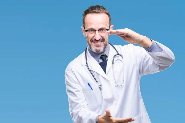 Medelåldern Senior Hoary Doktor Mannen Bär Medicinsk Uniform Isolerade Bakgrund — Stockfoto