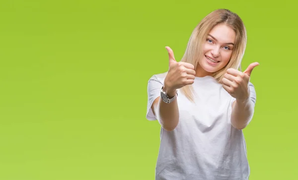 Mulher Caucasiana Jovem Sobre Fundo Isolado Aprovando Fazer Gesto Positivo — Fotografia de Stock