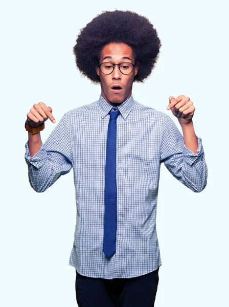 Молодой Африканский Бизнесмен Афроволосами Очках Указывает Пальцами Рекламу Удивленное Лицо — стоковое фото