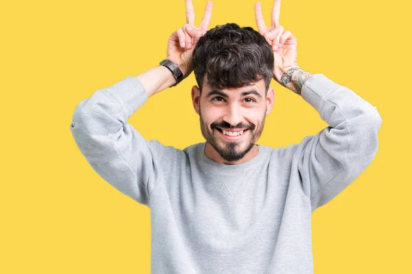 Junger Gutaussehender Mann Sweatshirt Vor Isoliertem Hintergrund Posiert Lustig Und — Stockfoto