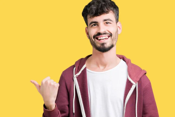 Jovem Homem Bonito Sobre Fundo Isolado Sorrindo Com Rosto Feliz — Fotografia de Stock