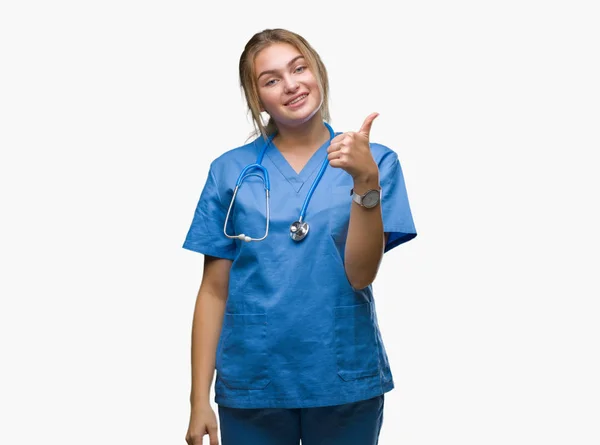 Młody Lekarz Kaukaski Kobieta Nosi Mundur Chirurg Nad Białym Tle — Zdjęcie stockowe