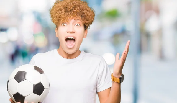 Молодий Красивий Чоловік Тримає Футбольний Дуже Щасливим Схвильованим Вираз Переможця — стокове фото