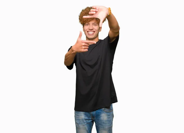 Elle Yapma Çerçeve Parmakları Ile Mutlu Yüz Gülümseyen Siyah Shirt — Stok fotoğraf