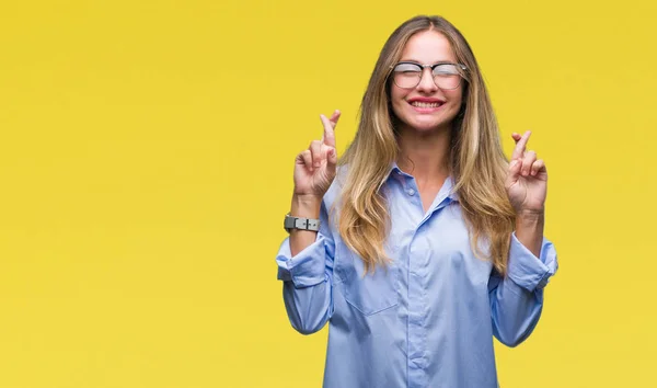 Ung Vacker Blond Affärskvinna Glasögon Över Isolerade Bakgrund Leende Korsning — Stockfoto