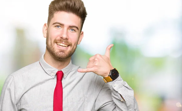 Jovem Homem Negócios Bonito Sorrindo Fazendo Gesto Telefone Com Mão — Fotografia de Stock