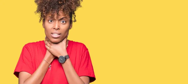 Linda Jovem Afro Americana Sobre Fundo Isolado Gritando Sufocar Porque — Fotografia de Stock