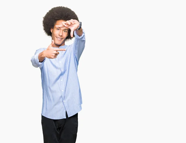 Jonge Afro Amerikaanse Man Met Afro Haar Lachend Maken Frame — Stockfoto
