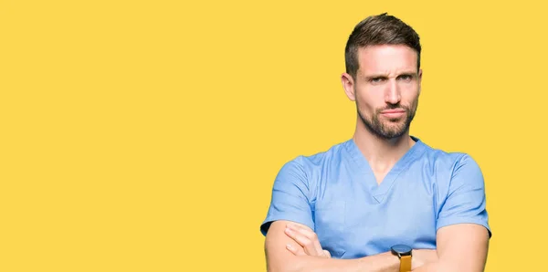 Hombre Guapo Doctor Vistiendo Uniforme Médico Sobre Fondo Aislado Escéptico — Foto de Stock