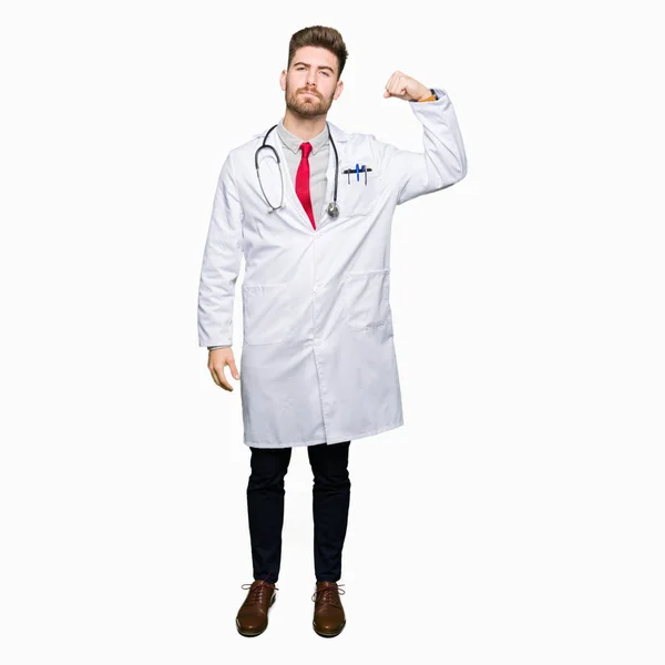 Tıbbi Giyen Genç Yakışıklı Doktor Adam Kat Güçlü Kişi Gösteren — Stok fotoğraf