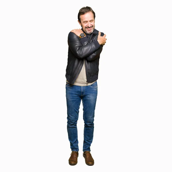 黒革を着て中年ハンサムな男はジャケットづたい幸せと肯定的な自己自信を持って笑顔です 自己愛と自己ケア — ストック写真