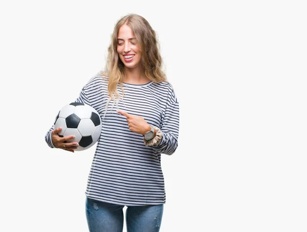 Krásná Mladá Blondýnka Drží Fotbal Fotbalový Míč Nad Izolované Pozadí — Stock fotografie