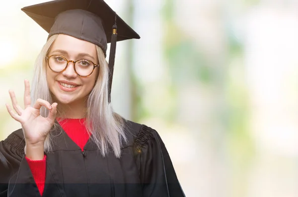 Mladá Blond Žena Nosí Postgraduální Uniforma Přes Izolované Pozadí Úsměvem — Stock fotografie