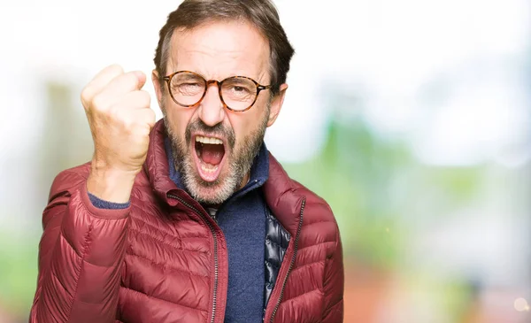 Ein Gutaussehender Mann Mittleren Alters Der Brille Und Wintermantel Trägt — Stockfoto