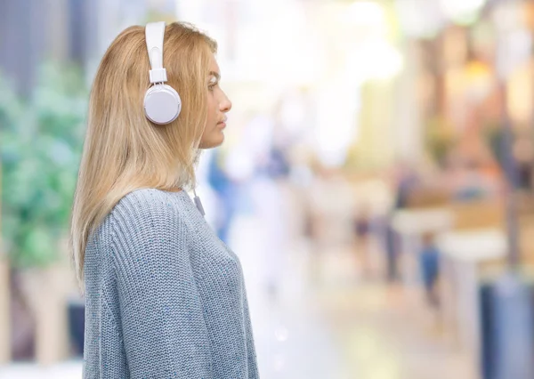 Giovane Donna Caucasica Ascoltare Musica Indossando Cuffie Sfondo Isolato Cercando — Foto Stock