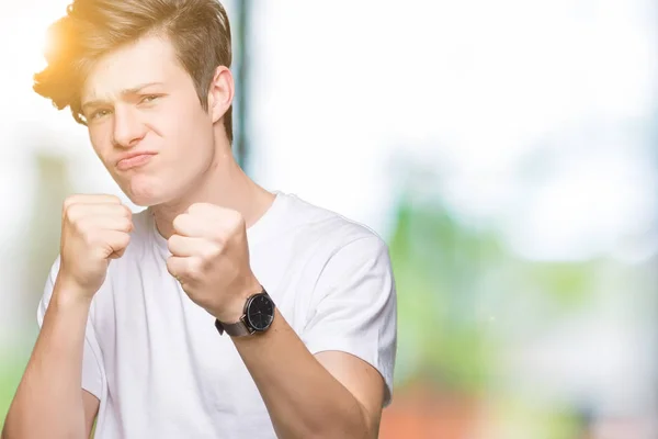 Jovem Bonitão Vestindo Camiseta Branca Casual Sobre Fundo Isolado Pronto — Fotografia de Stock