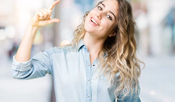 Bella Giovane Donna Bionda Sfondo Isolato Sorridente Fiducioso Gesticolando Con — Foto Stock