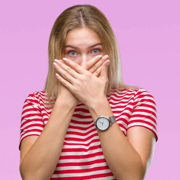 Junge Kaukasische Frau Über Isolierten Hintergrund Schockiert Mund Mit Den — Stockfoto