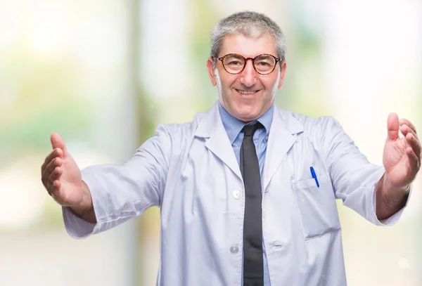 英俊的资深医生 科学家专业男子穿着白色外套在孤立的背景看着镜头微笑着张开双臂拥抱 拥抱幸福的快乐表情 — 图库照片