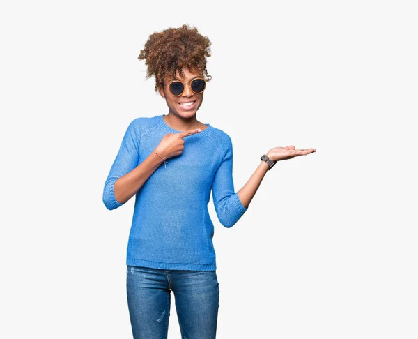 Beautiful Young African American Woman Wearing Sunglasses Isolated Background Amazed — Stock Photo, Image