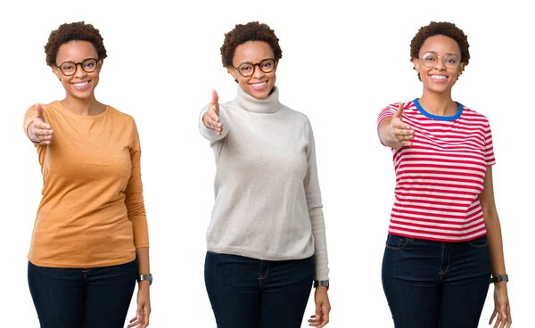 Молода Жінка Афро Волосся Окулярах Посміхаючись Дружні Пропонуючи Рукостискання Привітання — стокове фото