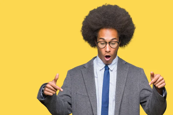 Joven Hombre Negocios Afroamericano Con Cabello Afro Usando Gafas Señalando —  Fotos de Stock