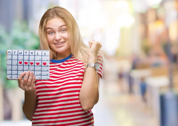 Joven Mujer Caucásica Sosteniendo Calendario Menstruación Sobre Fondo Aislado Gritando — Foto de Stock