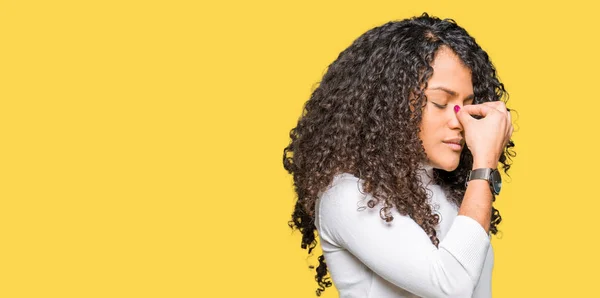 Giovane Bella Donna Con Capelli Ricci Indossa Maglione Dolcevita Stanco — Foto Stock